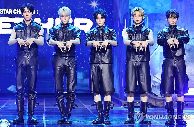 '컴백' 투모로우바이투게더 단체인사 (서울=연합뉴스) 진연수 기자 = 그룹 투모로우바이투게더(TXT)가 21일 오후 서울 동대문구 경희대학교 평화의 전당에서 열린 정규 4집 '별의 장: 투게더(TOGETHER)' 발매 쇼케이스에서 포즈를 취하고 있다. 2025.7.21 jin90@yna.co.kr