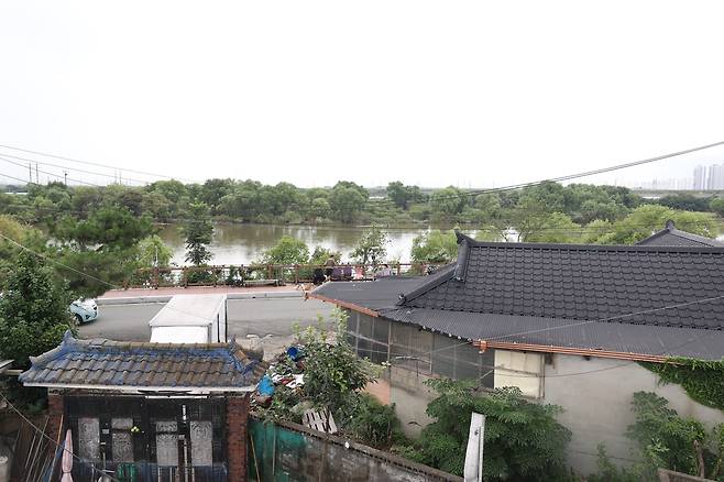 금호강과 맞닿은 금강동 민가  (대구=연합뉴스) 박세진 기자 = 21일 대구 동구 안심3동(금강동) 금호강 인근에 주택들이 자리 잡고 있다. 2025.7.21 psjpsj@yna.co.kr