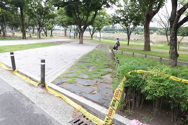 동촌유원지에 남은 출입 통제 흔적  (대구=연합뉴스) 박세진 기자 = 21일 대구 동구 효목동 동촌유원지 산책로 앞에 출입 통제선이 철거되지 않고 남아 있다. 2025.7.21 psjpsj@yna.co.kr