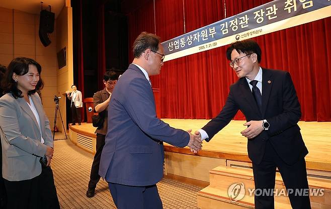 직원들과 인사하는 김정관 산업부 장관 (세종=연합뉴스) 배재만 기자 = 김정관 산업통상자원부 장관이 21일 정부세종청사 산업통상자원부 강당에서 열린 취임식에서 직원들과 인사를 나누고 있다. 2025.7.21 scoop@yna.co.kr