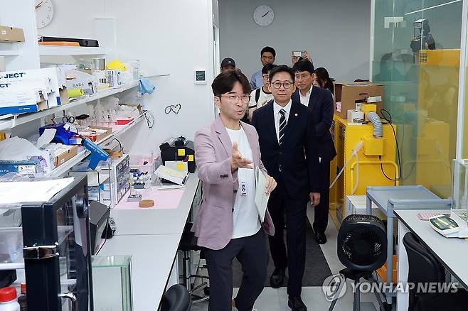 서울바이오허브 입주 기업 큐어버스 방문한 배경훈 장관 (서울=연합뉴스) 신현우 기자 = 배경훈 과학기술정보통신부 장관이 21일 서울 동대문구 서울바이오허브 입주 기업인 큐어버스를 방문, 조성진 큐어버스 대표 설명을 듣고 있다. 2025.7.21 nowwego@yna.co.kr