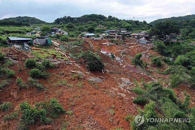 산청 산기슭 마을 매몰 (산청=연합뉴스) 김동민 기자 = 21일 오후 경남 산청군 생비량면 상능로 산기슭에 위치한 일대 마을이 최근 발생한 집중호우·산사태 여파로 매몰돼 있다. 
    일부 주택은 흙과 잔해 위에 눕혀지고, 일부는 완전히 매몰돼 지붕만 보이는 등 마을 기능이 마비된 모습이다. 2025.7.21 image@yna.co.kr