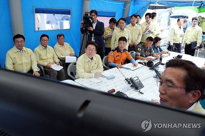 호우 피해 상황 보고 받는 이재명 대통령 (산청=연합뉴스) 한상균 기자 = 이재명 대통령이 21일 경남 산청군 산청읍 행정복지센터 인근에 마련된 호우 피해 통합지원본부에서 보고를 받고 있다. 2025.7.21 [대통령실통신사진기자단] xyz@yna.co.kr