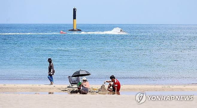 폭우 그치니 다시 폭염 [연합뉴스 자료사진]