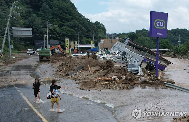 대피하는 관광객 (가평=연합뉴스) 이진욱 기자 = 20일 경기 가평군에서 집중호우로 편의점 건물이 무너져 내린 가운데 관광객들이 대피하고 있다. 2025.7.20 cityboy@yna.co.kr