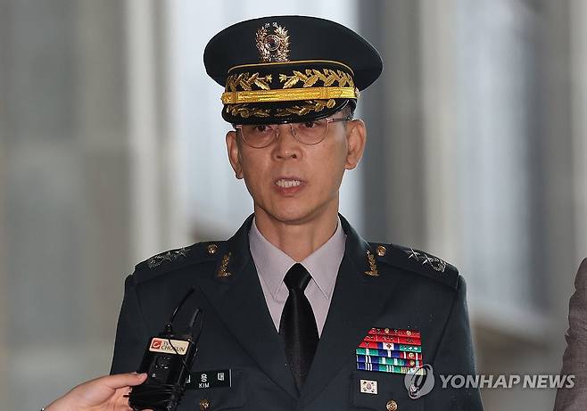 내란특검 출석하는 김용대 드론작전사령관 (서울=연합뉴스) 서명곤 기자 = 김용대 드론작전사령관이 지난 17일 내란특검 사무실이 마련된 서울 서초구 서울고검에 조사를 받기 위해 출석하며 미리 준비한 글을 읽고 있다.  2025.7.17 seephoto@yna.co.kr