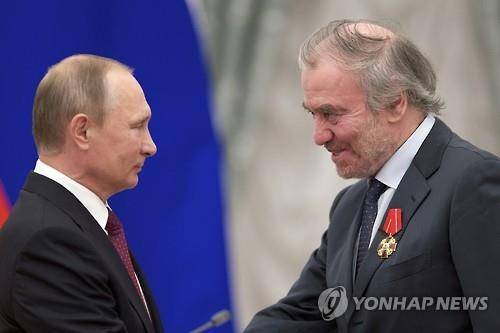 푸틴에게 훈장 받고 악수하는 게르기예프 2016년 9월 22일 러시아 모스크바 크렘린궁에서 블라디미르 푸틴(왼쪽) 러시아 대통령으로부터 조국공헌훈장을 수여받은 발레리 게르기예프(오른쪽) 마린스키 극장 예술감독 겸 총감독이 악수를 나누고 있다. [EPA 연합뉴스 자료사진. 재판매 및 DB 금지]