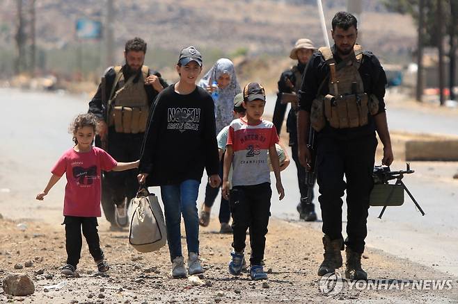 시리아 스웨이다에서 대피하는 한 가족 (스웨이다 AFP=연합뉴스) 21일(현지시간) 시리아 남부 스웨이다에서 대피하는 드루즈족 가족. 2025.7.21 photo@yna.co.kr