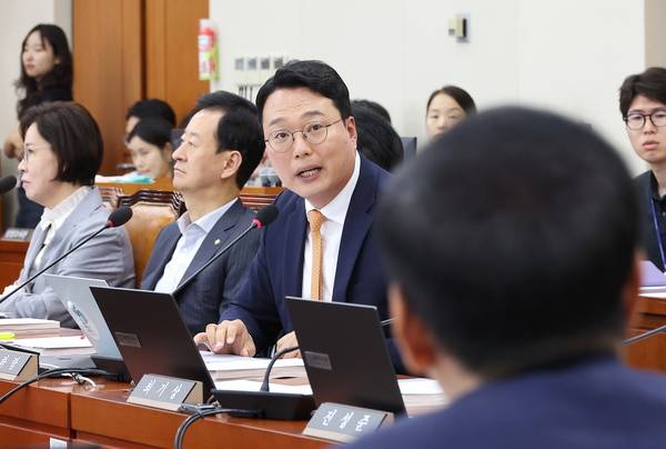 개혁신당 천하람 의원이 국회 기획재정위원회에서 열린 구윤철 경제부총리 겸 기획재정부 장관 후보자 인사청문회에서 질문하고 있다. 2025.7.17 /연합뉴스