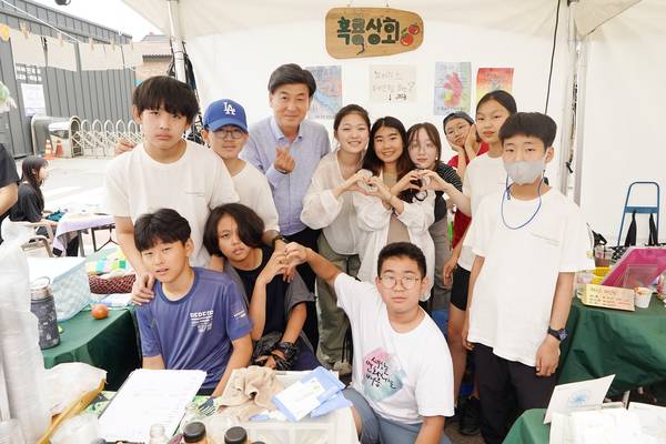 방세환 광주시장이 지난 6월 열린 퇴촌토마토축제 행사장 부스를 찾아 학생들과 기념촬영을 하고 있다. /광주시 제공