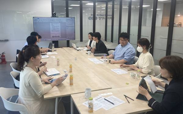 수원의 사회적경제기업들이 회의를 하고 있다. /수원시 제공