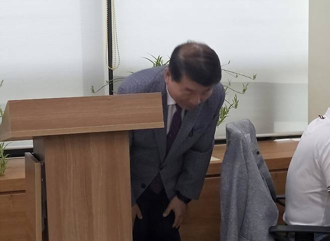 ▲ '고개 숙인 백경현 시장' 백경현 구리시장이 지난 20일 관외 야유회에 참석한 일에 대해 시민에게 사과하며 머리를 숙이고 있다.
