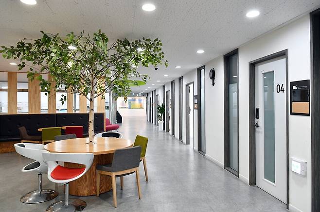 ▲&nbsp;영동센터에 마련된 수원시 사회적경제기업 창업보육공간./사진제공=수원시