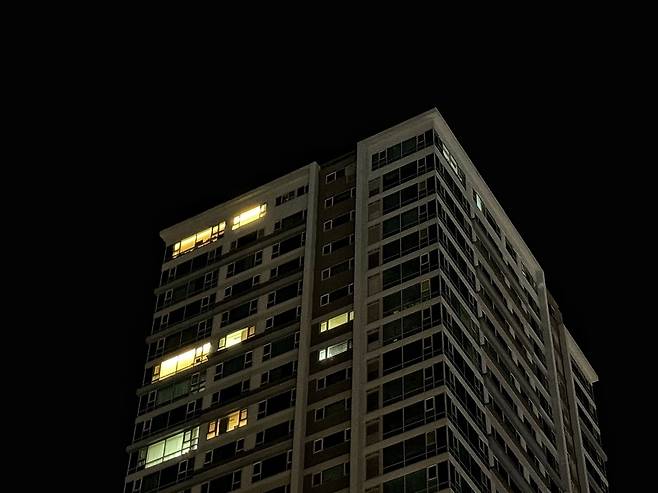 ▲ 지난 20일 밤 인천 연수구 송도동 한 아파트. 전날 밤 이곳에서 사제 총기를 이용한 살인 사건이 발생했다.&nbsp;&nbsp;/홍준기 기자 hong@incheonilbo.com