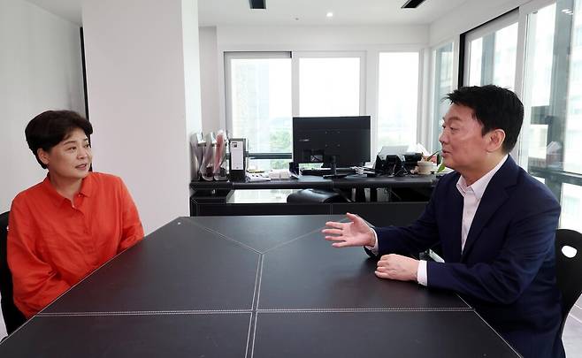 ▲ 국민의힘 윤희숙 혁신위원장(왼쪽)이 21일 서울 여의도 국민의힘 중앙당사에서 안철수 의원을 만나고 있다. /공동취재