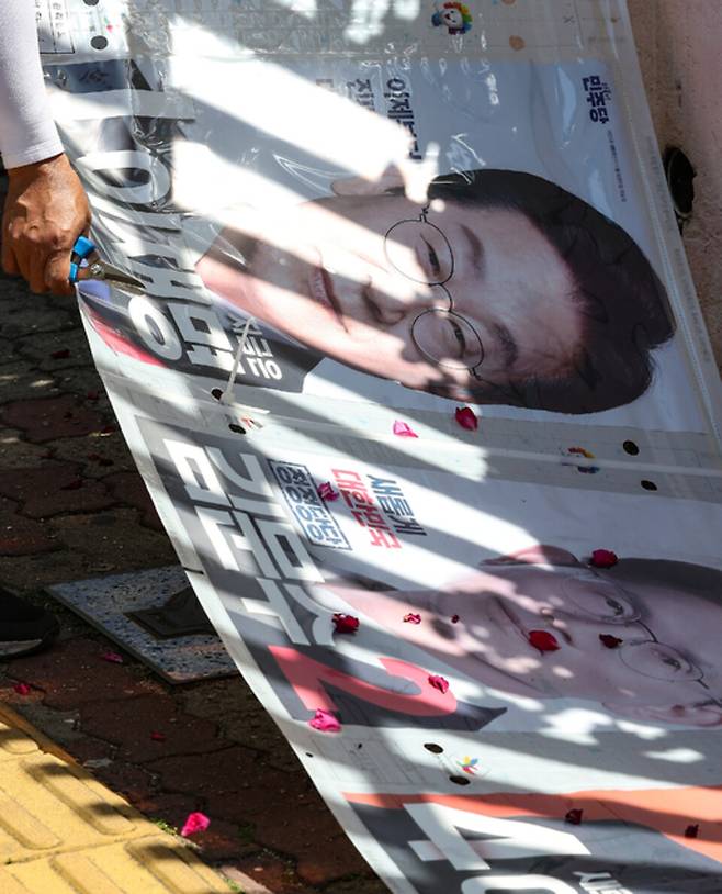 ▲&nbsp;지난 6월4일 대구 달서구 성당동에서 대구시선관위 관계자들이 제21대 대통령선거 벽보를 철거하고 있다. /연합뉴스