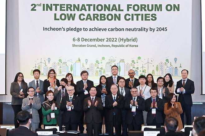 ▲ 인천시가 지난 2022년 12월6일 송도국제도시에서 유엔 아시아태평양경제사회위원회(UNESCAP)와 공동 개최한 '저탄소도시 국제포럼'에서 '2045 탄소중립 비전'을 선언하고 있다. /사진제공=인천시