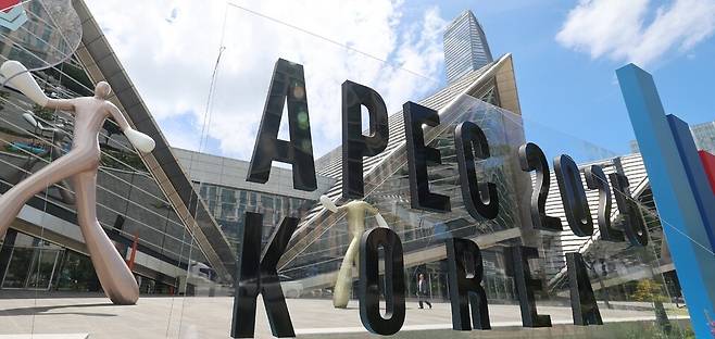 ▲&nbsp;지난 20일 인천 연수구 송도컨벤시아 앞에 '2025 APEC' 개최를 알리는 조형물이 설치돼 있다. 오는 26일부터 8월15일까지 송도컨벤시아에서는 APEC 제3차 고위관리회의를 비롯해 정보통신·식량안보·여성경제 등 장관회의가 잇따라 열린다. /양진수 기자 photosmith@incheonilbo.com