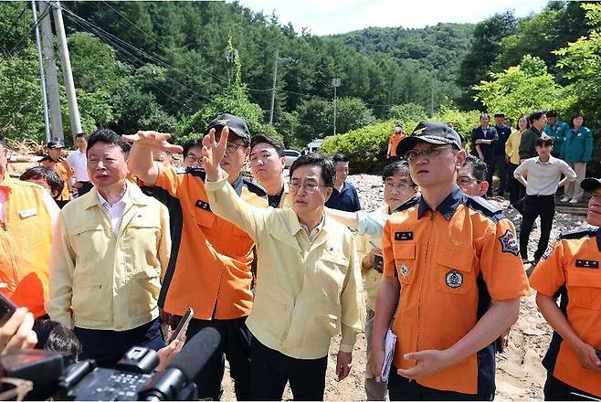▲22일 오후 김동연 경기지사가 가평군 조종면 집중호우 피해지역 현장을 방문해 수색 구조 현황을 듣고 있다. /사진제공=경기도