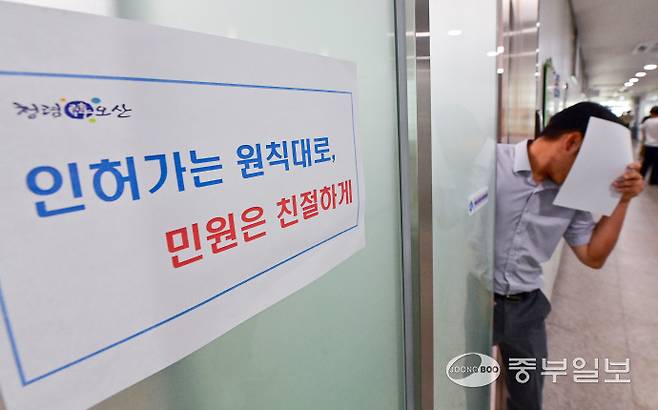 22일 오전 오산시청 건설과에서 경찰 관계자들이 오산시 가장교차로 고가도로의 옹벽이 붕괴해 차량 운전자 1명이 숨진 사고와 관련해 압수수색을 진행하고 있다. 임채운기자