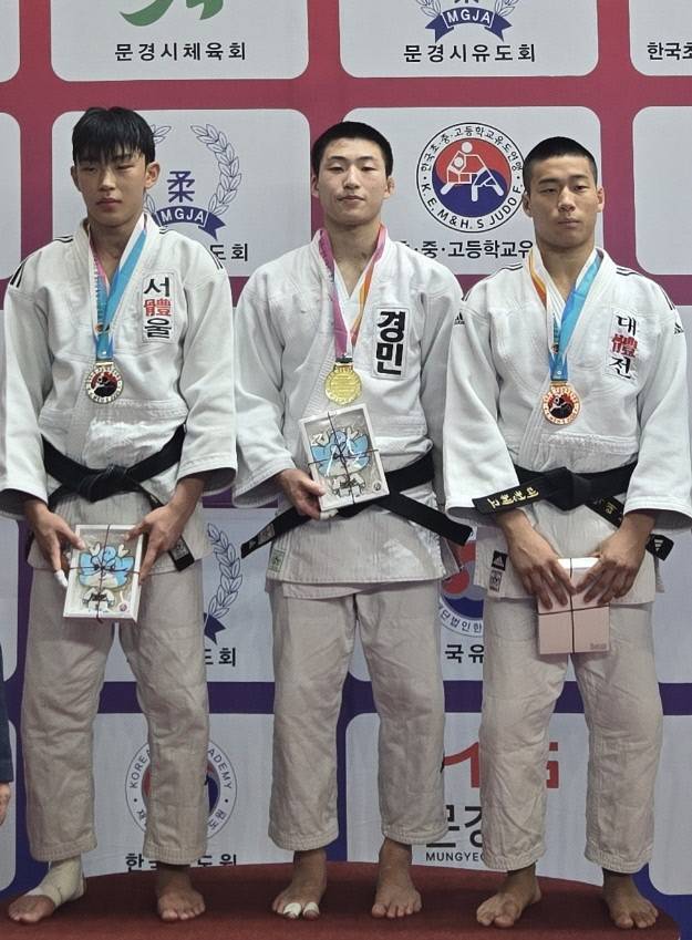 22일 경북 문경실내체육관에서 열린 문경 2025 하계전국초중고등학교 유도연맹전 남고부 66㎏급서 우승한 김승기(사진 가운데·경민고)가 시상대 위에서 기념사진을 찍고 있다. 사진=경민고등학교