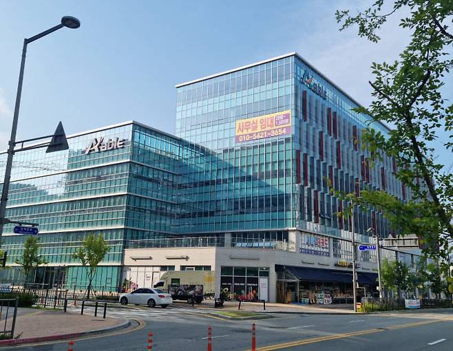 옿 들어 매각 공고 후 타 지역 이전을 준비 중인 집현동 테크밸리 에이블미디어 사옥 전경. 사진=중도일보 DB.