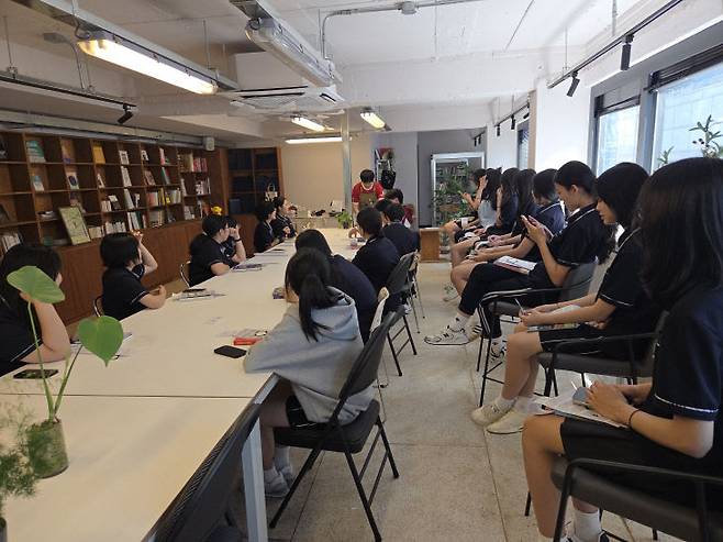 독서교육 선도학교 활동 일환으로 지역 서적 탐방 '교실 밖 문학 산책'을 진행하고 있는 대전느리울중 학생들. 대전느리울중 제공
