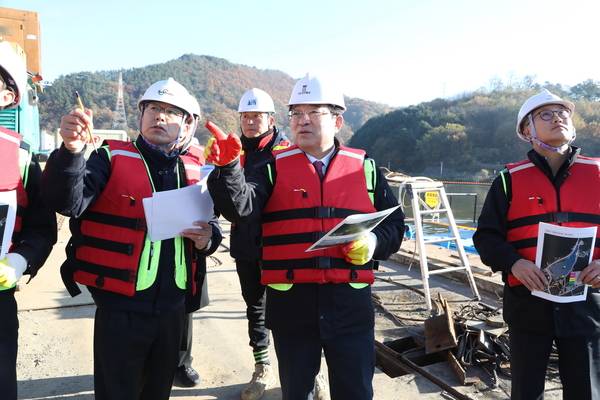 ▲ 황규철 옥천군수가 교동저수지 현장점검을 하고 있다.