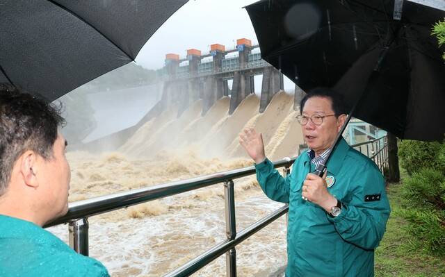 ▲ 송인헌 괴산군수가 집중호우에 수문을 열어 방류하는 괴산댐 상황을 점검하고 있다. /괴산군 제공