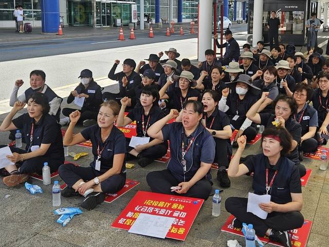 ▲ 전국공항노동자연대 조합원 40여명이 22일 청주국제공항에서 집회를 열고 노동자들의 정규직 전환과 임금 인상을 요구하고 있다. /전국공항노동조합 제공