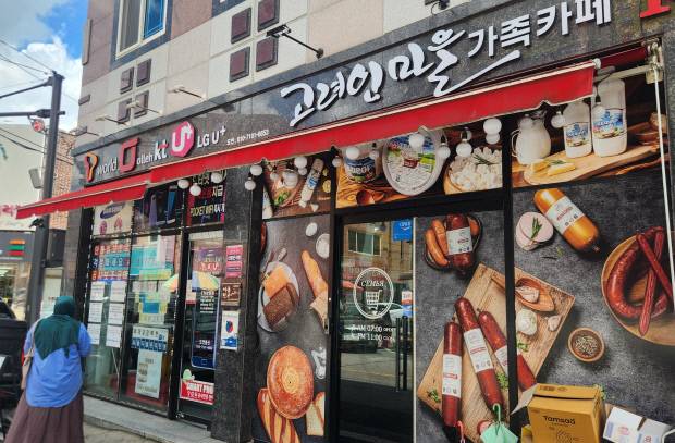 21일 민생회복 소비쿠폰 지급이 시작됐으나 고려인동포들은 제외됐다. 사진은 광주 광산구 고려인 마트에서 장을 보고 나온 고려인 모습. 이정준기자