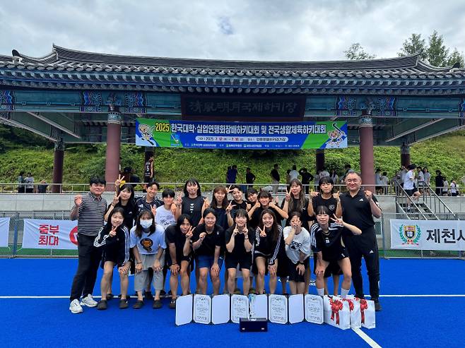 2025 한국대학실업연맹회장배 하키대회에서 우승을 차지한 전남 목포시청 하키팀이 기념촬영을 하고 있다. /전남 목포시 제공