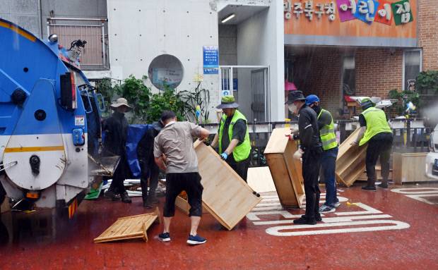 폭우 피해를 입은 광주 북구청 어린이집에서 자원봉사자들이 빗물에 젖은 집기 등을 청소하고 있다./나명주 기자 mjna@kwangju.co.kr