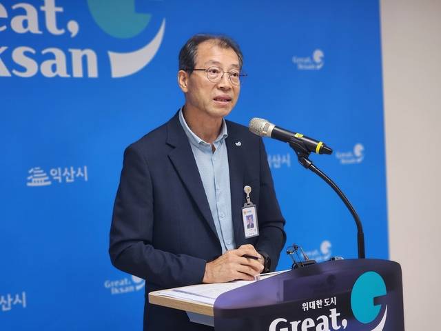 권혁 익산시 바이오농정국장이 22일 브리핑에서 한국맥도날드가 협업해 출시한 ‘익산 고구마 모짜렐라 버거·머핀’ 판매 성과를 설명하고 있다./사진=송승욱 기자