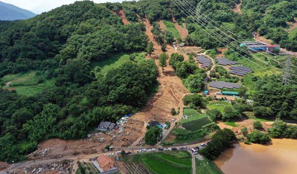 지난 20일 산청군 산청읍 부리 내부마을이 전날 내린 폭우와 산사태로 쑥대밭이 돼 있다. 연합뉴스