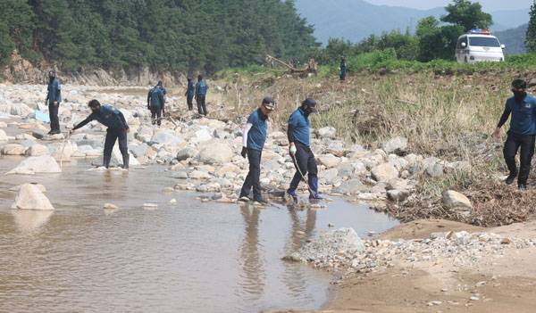 경찰이 22일 산청군 신등면 모례리 일대 하천에서 실종자 수색을 하고 있다. 연합뉴스