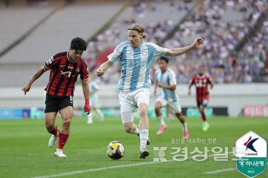 ▲ 지난 20일 서울 월드컵경기장에서 열린 2025 프로축구 K리그1 FC서울과 울산 HD FC의 경기. 서울 최준과 울산 루빅손이 공을 다투고 있다. 한국프로축구연맹 제공