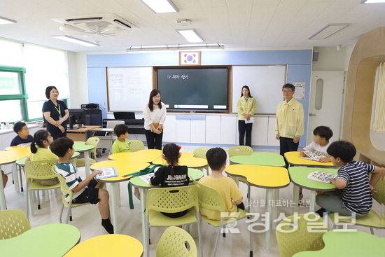 ▲ 천창수 울산시교육감이 21일 울산 울주군의 단수 피해를 입고 있는 영화초등학교에 방문해 학생들과 이야기를 나누고 있다. 울산시교육청 제공