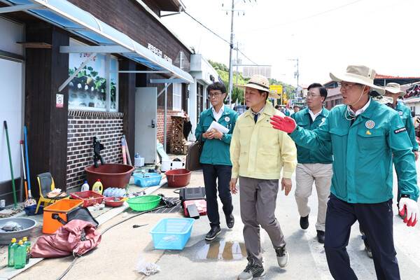 박완수 경남도지사가 22일 의령군 대의면 마쌍리 구성마을에서 주택·상가 침수 현황을 살펴보고 있다. /경남도