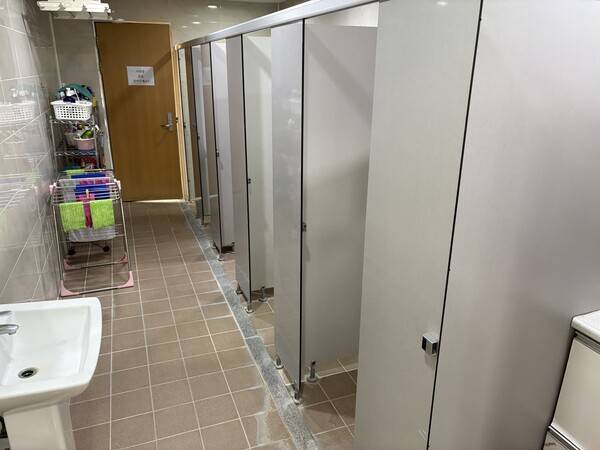 창원시립무용단이 사용하는 샤워실. 양쪽 연습실을 연결하는 통로이기도 하다. 남녀 구분이 없다. /주성희 기자