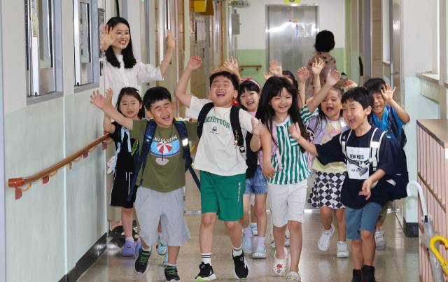 지난 15일 인천 부평구 부일초등학교에서 여름방학식을 마친 1학년 2반 학생들이 교실을 나서며 즐거워하고 있다. 연합뉴스