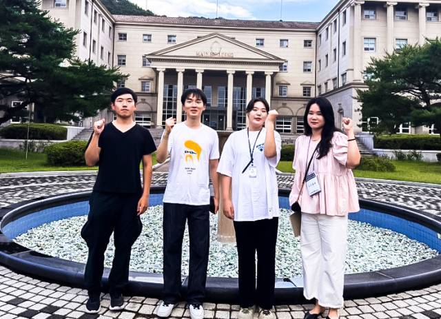 영진전문대의 대구경북영어마을에서 소중한 경험을 했던 최봉준, 김영재, 조다혜, 이유리(왼쪽부터) 씨가 영어마을을 다시 찾아 포즈를 취했다. 영진전문대 제공