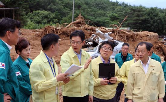 김경수 위원장은 22일 산청 산사태 현장을 방문해 현장을 둘러보고, 이재민들을 위로하고 현장의 의견을 청취했다.