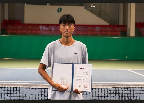 민승준이 시상식 후 상장과 트로피를 들고 기념촬영을 하고 있다.