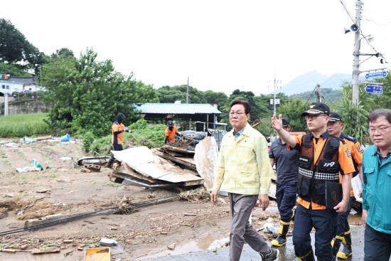 박완수 도지사가 20일 폭우로 인한 산사태 현장을 찾아 현황을 점검하고 신속한 복구를 당부했다.