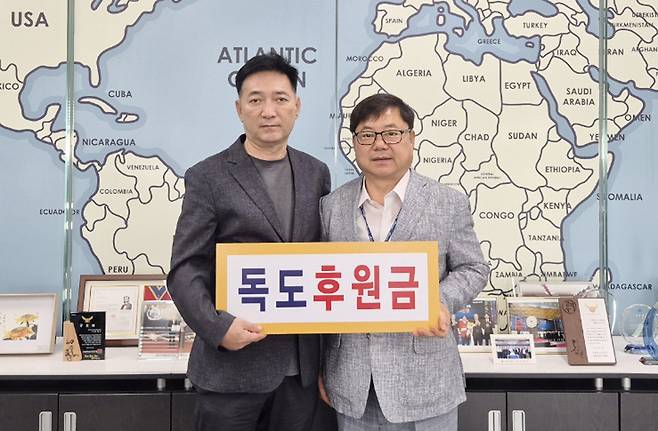 울릉독도수호 후원금을 전달하는 심영수 진영 대표이사(오른쪽). /대한민국독도협회 제공