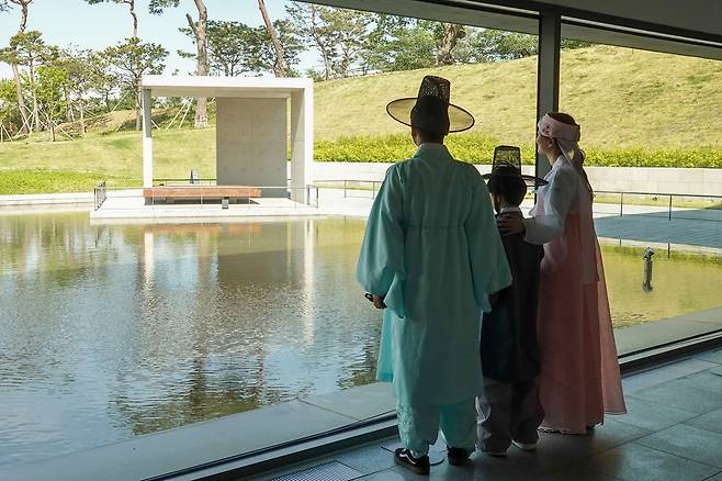 5월 ‘폭싹 놀았수다, 조선 타임슬립’ 전통문화 테마투어에 참가한 가족의 모습. /대구 수성구 제공