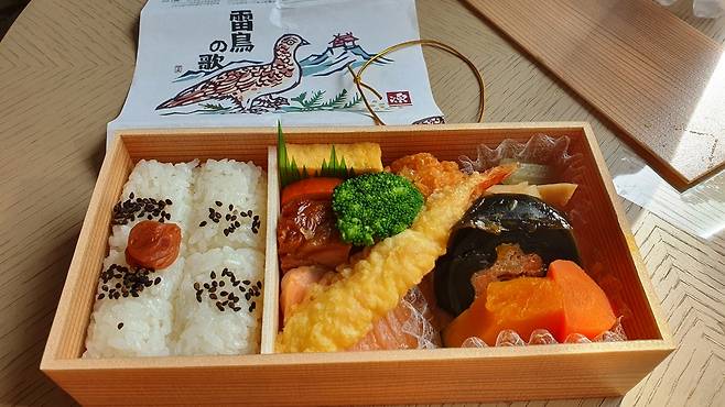 쓰루가역에서 구입해 숙소에서 맛본 에키벤.