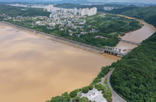 지난 주말 계획홍수위인 46m 턱밑까지 수위가 상승했던 남강댐이 21일 오후 방류를 진행하고 있다. 댐 하부로 진주시 판문동과 평거동 등 인구 밀집 지역 모습도 보인다. 정종회 기자 jjh@