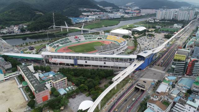 지난해 공사를 마친 도시철도 2호선 양산역과 양산중앙역을 잇는 교량. 양산시 제공